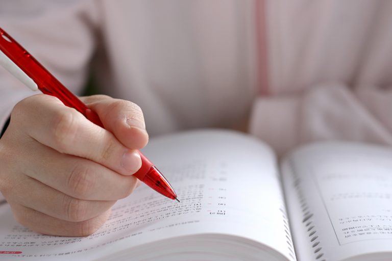 英語の定期テストで点数が伸びない中学生に多い勉強のズレ